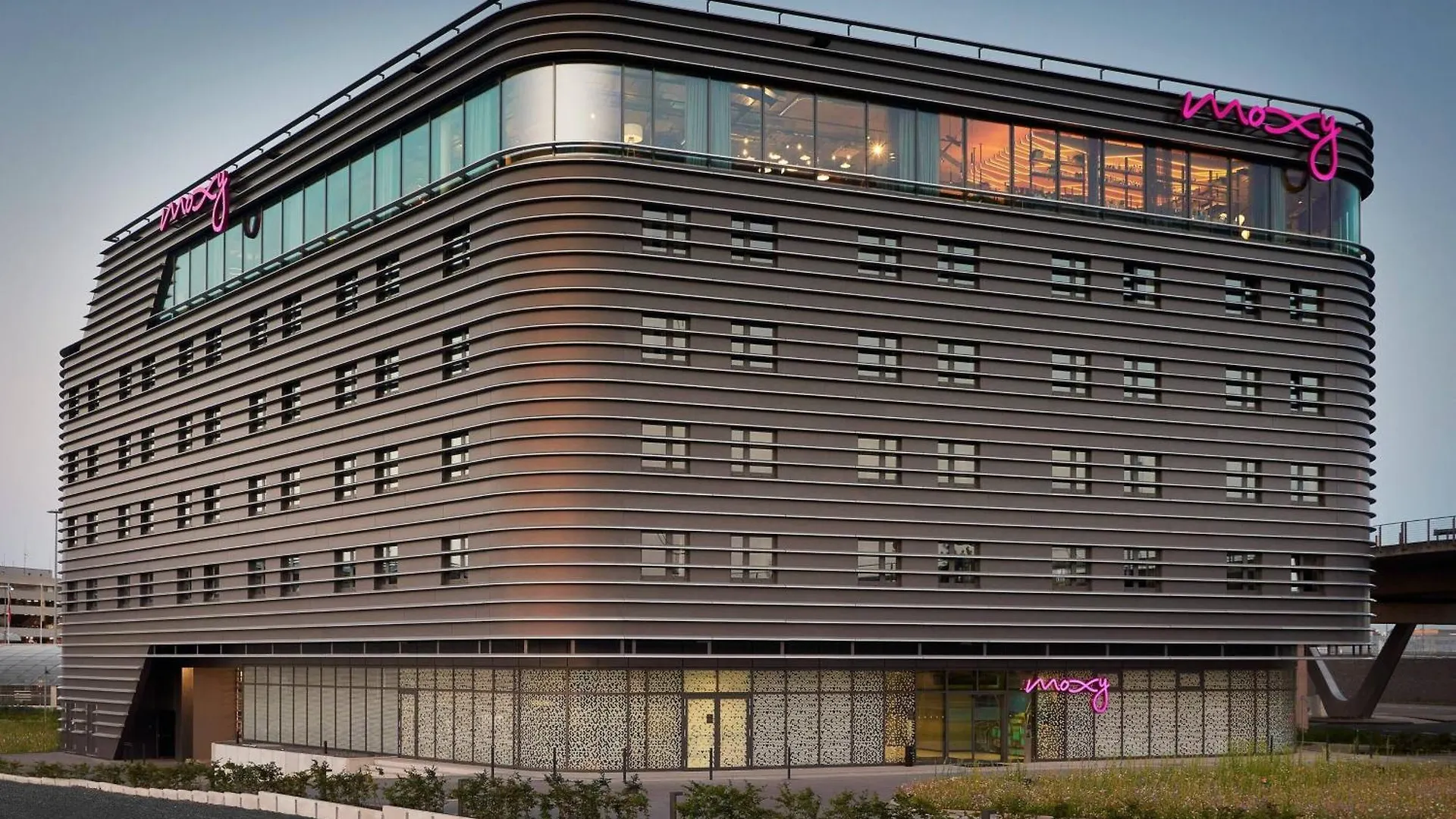 Отель Moxy Cologne Bonn Airport