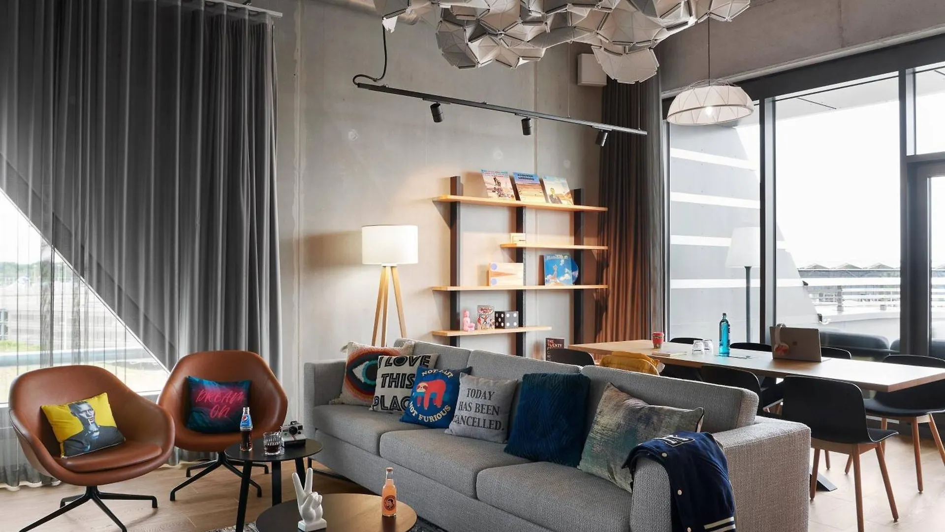 Отель Moxy Cologne Bonn Airport