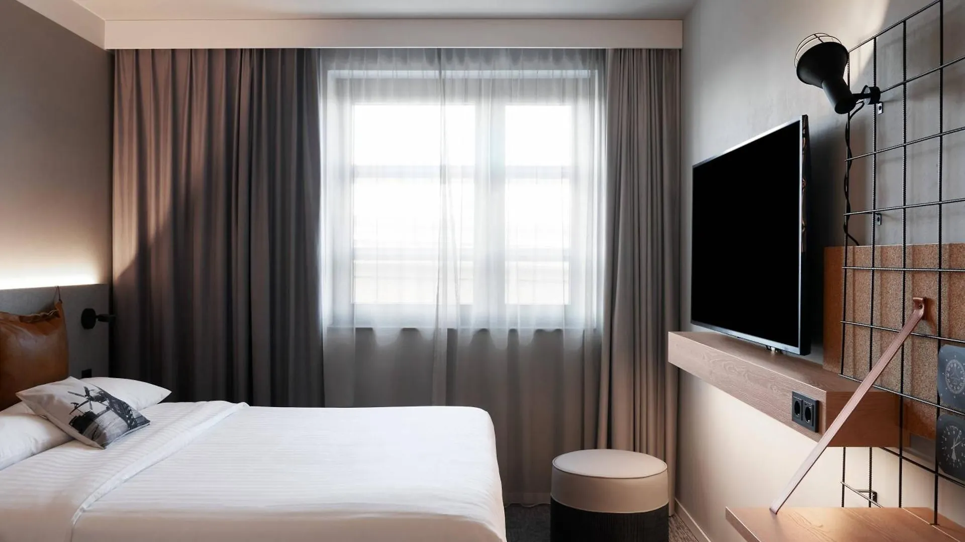 Отель Moxy Cologne Bonn Airport
